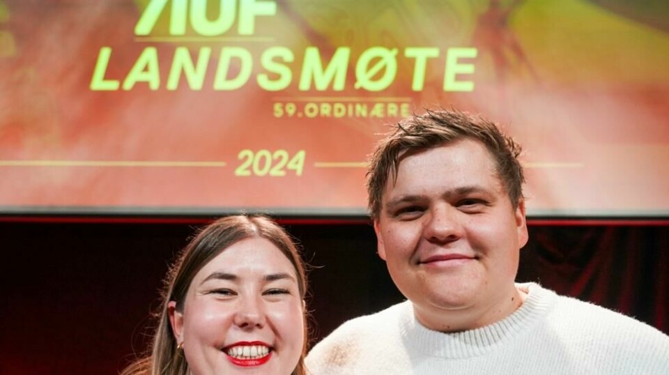 Avtroppende AUF-leder Astrid Hoem sammen med påtroppende Gaute Børstad Skjervø under AUFs 59. landsmøte i Oslo torsdag. De to er rykende uenig om vassdrag skal åpnes for kraftutbygging. Landsmøtet gikk lørdag for at vassdragene må vernes. Foto: Ole Berg-Rusten / NTB