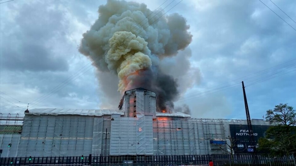 Det brenner i bygningen Børsen i København, og det karakteristiske spiret står i flammer.