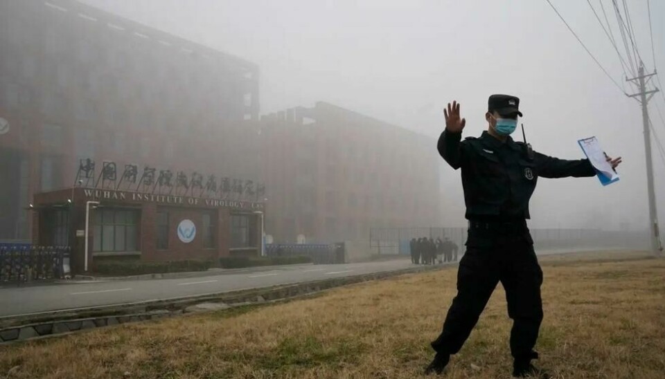 Lekket koronaviruset ut av Wuhan Institute of Virology? Kanskje får vi aldri svar på det. Bildet viser en sikkerhetsvakt som ber journalister flytte seg, da WHO var på inspeksjon i februar 2021. Lekket koronaviruset ut av Wuhan Institute of Virology? Kanskje får vi aldri svar på det. Bildet viser en sikkerhetsvakt som ber journalister flytte seg, da WHO var på inspeksjon i februar 2021. Foto: Ng Han Guan / AP / NTB