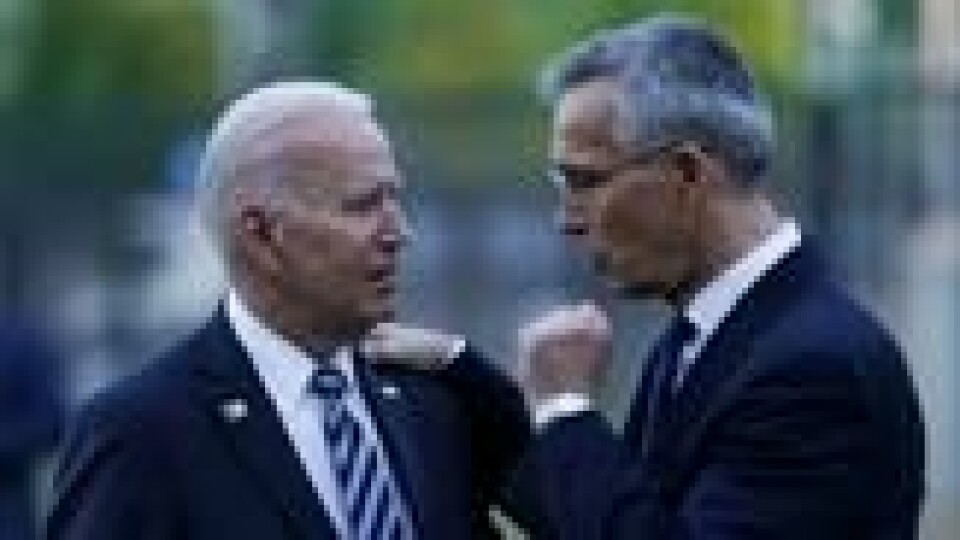 USAs president Joe Biden og NATOs generalsekretær Jens Stoltenberg står skulder ved skulder med Ukraina mot den russiske aggresjonen. USAs president Joe Biden og NATOs generalsekretær Jens Stoltenberg står skulder ved skulder med Ukraina mot den russiske aggresjonen. Foto: Kevin Lamarque / Reuters / NTB