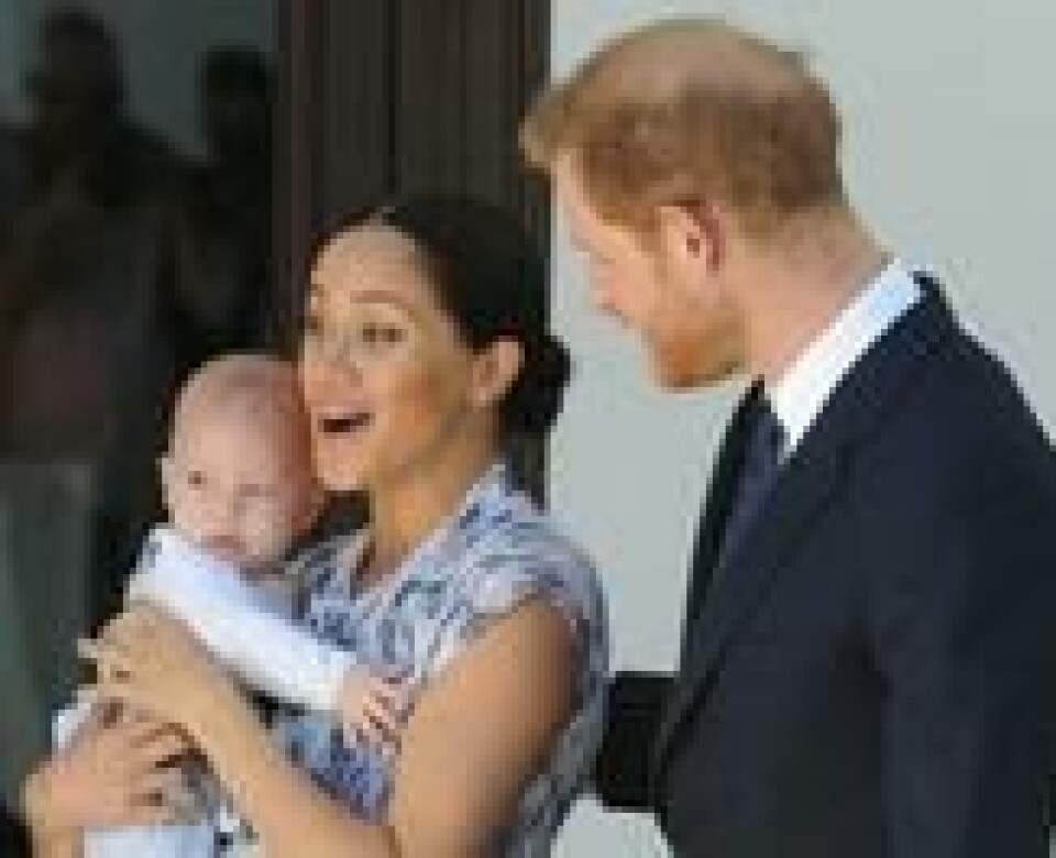 Hertuginne Meghan og prins Harry avbildet med sønnen Archie under møte med erkebiskop Desmond Tutu i Cape Town, Sør-Afrika. Hertuginne Meghan og prins Harry avbildet med sønnen Archie under møte med erkebiskop Desmond Tutu i Cape Town, Sør-Afrika. Foto: Henk Kruger / AP / NTB