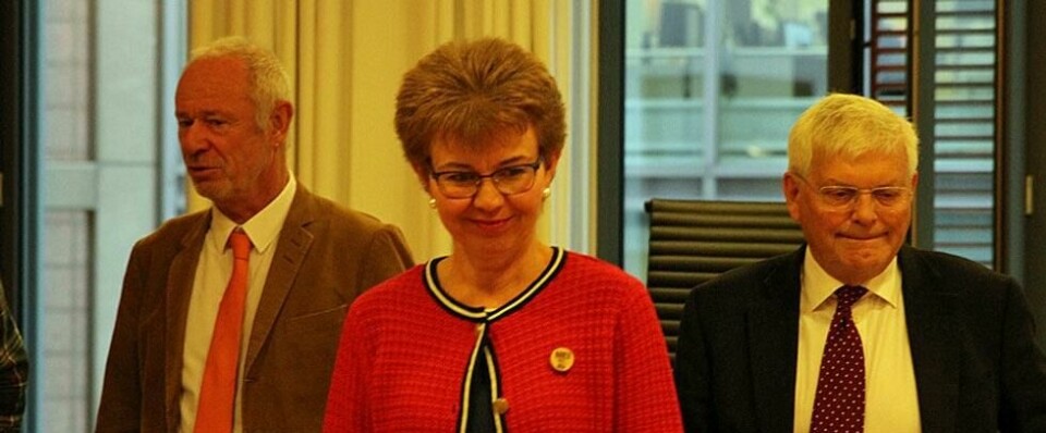 GRUNNLOVEN: Kathrine Kleveland, flankert av Nei til EUs advokater Bent Endresen (til v.) og Kjell M. Brygfjeld i Oslo tingrett 23. september, hevder at mandatet regjeringen har fått til å ta EUs tredje energipakke inn i norsk lovverk via EØS, er grunnlovsstridig. GRUNNLOVEN: Kathrine Kleveland, flankert av Nei til EUs advokater Bent Endresen (til v.) og Kjell M. Brygfjeld i Oslo tingrett 23. september, hevder at mandatet regjeringen har fått til å ta EUs tredje energipakke inn i norsk lovverk via EØS, er grunnlovsstridig. Foto: Thomas Vermes / ABC Nyheter