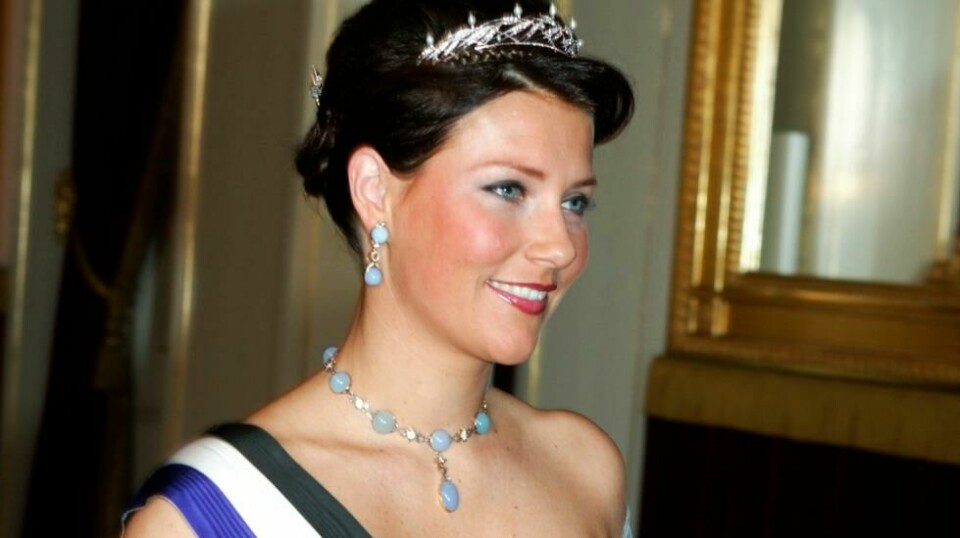 Prinsesse Märtha Louise har ofte benyttet diademet hun fikk til myndighetsdagen. Her på vei til gallamiddagen på Slottet da Portugals president var på statsbesøk i Norge i 2004. Foto: Terje Bendiksby / NTB
