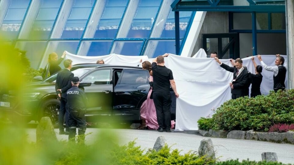 Gjester skjules med store hvite laken utenfor Hotel Union på Vinjevollen i Geiranger for vielsen til prinsesse Märtha Louise og Durek Verrett lørdag. Foto: Heiko Junge / NTB