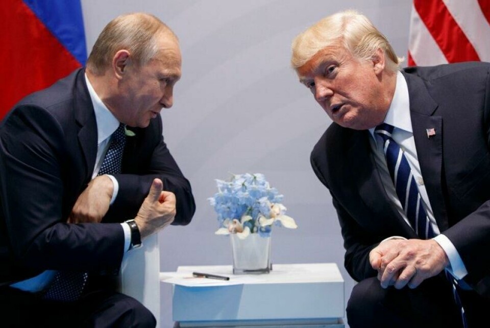 President Vladimir Putin (t.v.) har gått med på å stanse angrepene mot energisektoren i Ukraina i 30 dager og innlede forhandlinger med USA om en fredsløsning. Det ble klart under en telefonsamtale med USAs president Donald Trump (t.h.) tirsdag. Dette bildet er fra da de to møttes i 2017.