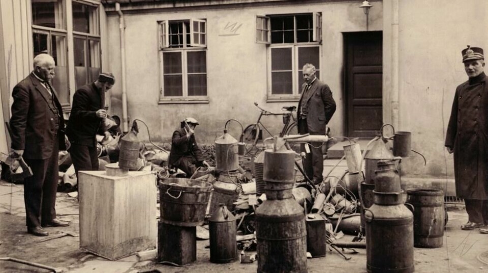 Et av politiets innsamling av ulovlig sprit, her fra 1920.