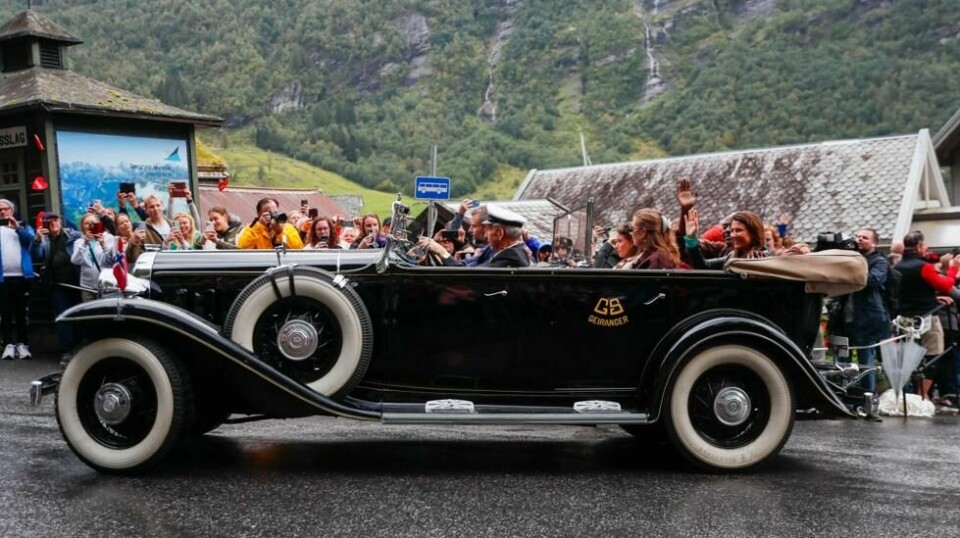 Brudeparet ankommer bryllupsfeiring i Geiranger fredag ettermiddag. Lørdag gifter Märtha Louise og Durek Verrett seg på Hotel Union i Geiranger.