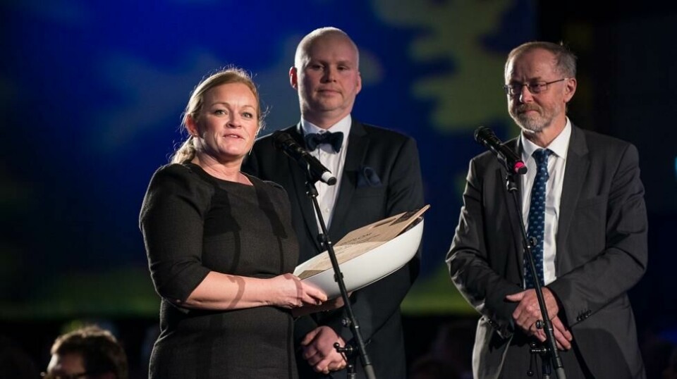 Departementsråd Leif Forsell og Charles Tjessem delte ut prisen Årets kjøtt til Gilde Nortura SA Oslo for årets ferske sommerlam – grillribbe naturell. Foto: Bitmap