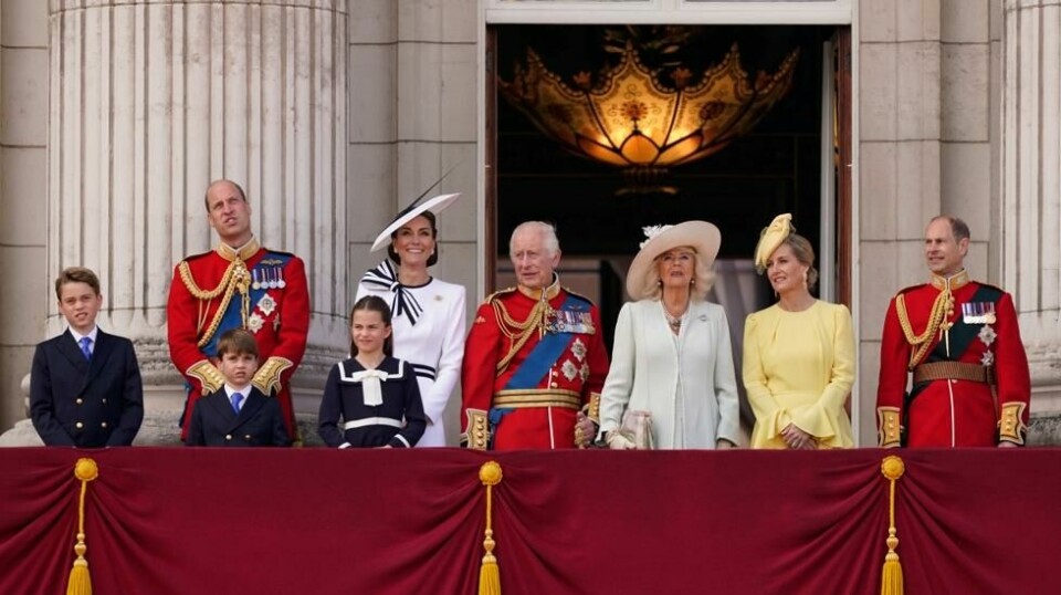 Ingen fra det britiske kongefamilien kommer til Norge for å representere kongehuset når prinsesse Märtha Louise gifter seg i helga. Fv: Prins George, prins William, prins Louis, prinsesse Charlotte, prinsesse Kate, kong Charles, dronning Camilla, grevinne Sophie av Edinburgh og hertugen av Edinburgh, prins Edward. Foto: Alberto Pezzali / AP / NTB