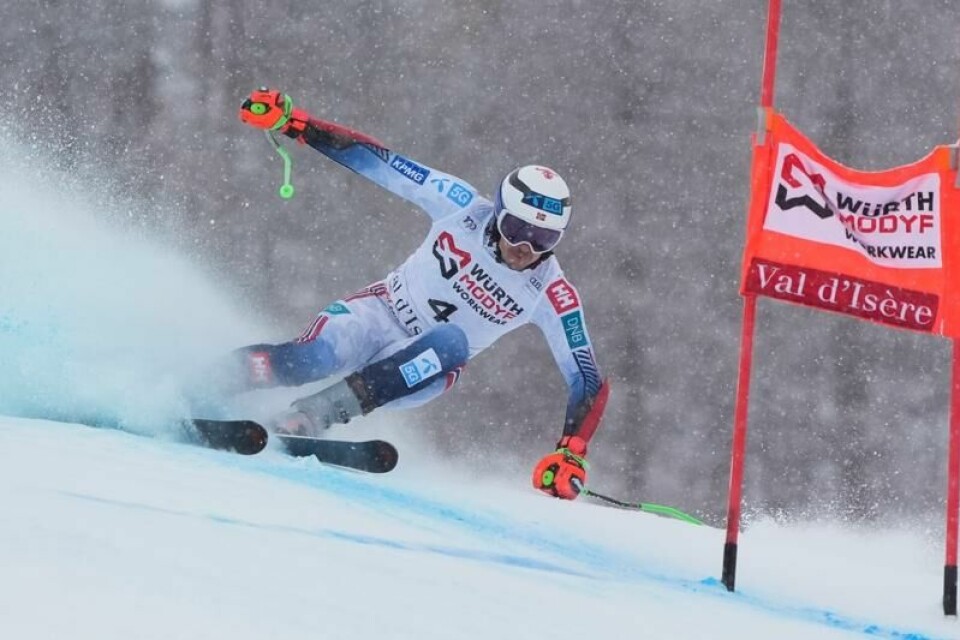 Henrik Kristoffersen i aksjon i Val d'Isère lørdag.