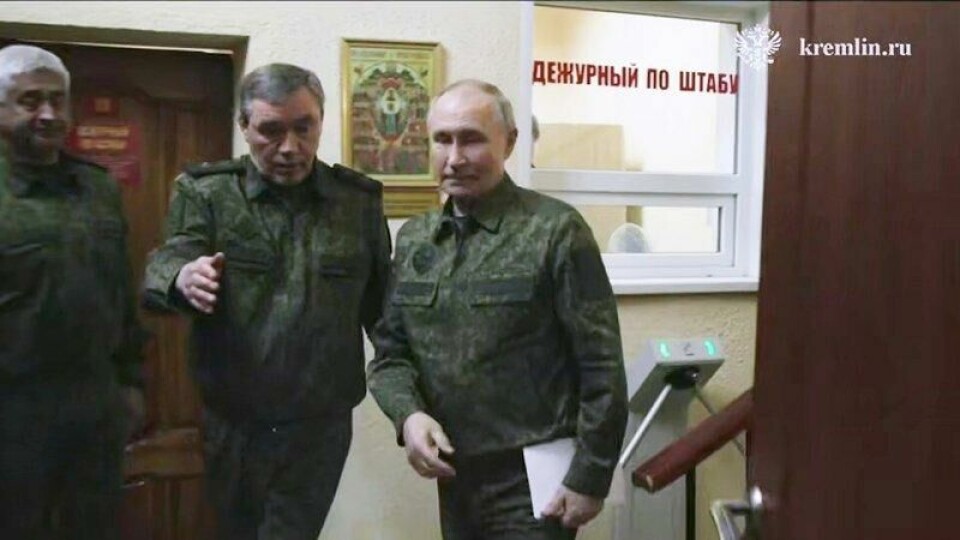 Et bilde fra en video gitt ut av den russiske presidentens pressetjeneste, skal vise Vladimir Putin på besøk i et militært hovedkvarter i Kursk-regionen. Der ble han tatt imot av Russlands forsvarssjef Valeryj Gerasimov (i midten). Et bilde fra en video gitt ut av den russiske presidentens pressetjeneste, skal vise Vladimir Putin på besøk i et militært hovedkvarter i Kursk-regionen. Der ble han tatt imot av Russlands forsvarssjef Valeryj Gerasimov (i midten). Foto: AP / NTB