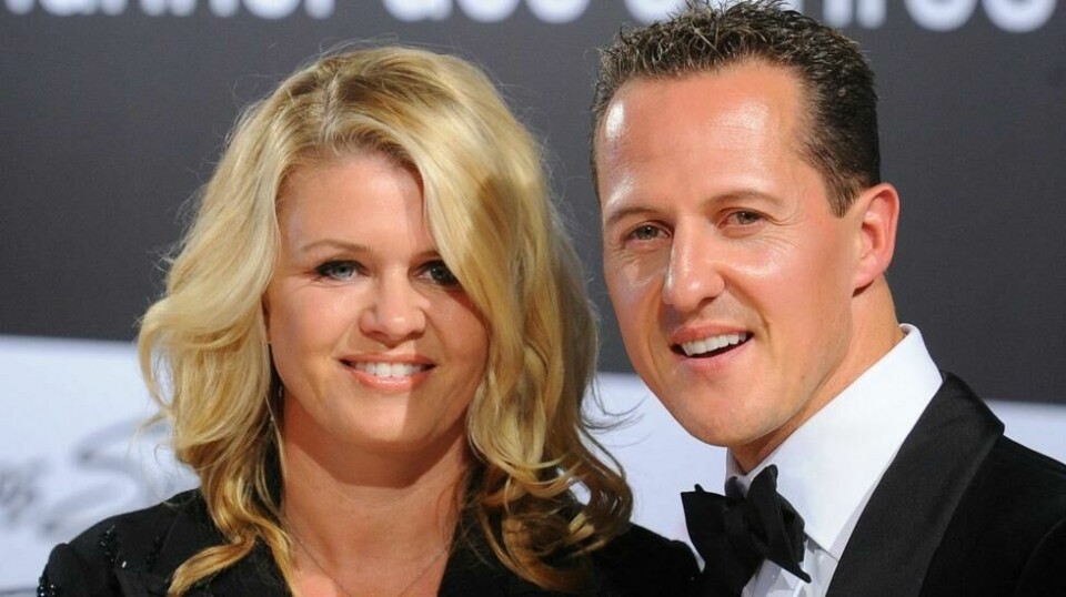 Formel 1-kjører Michael Schumacher (til høyre) og kona Corinna fotografert i 2010. I 2013 ble Schumacher hardt skadet i en skiulykke. Foto: AFP / NTB scanpix.
