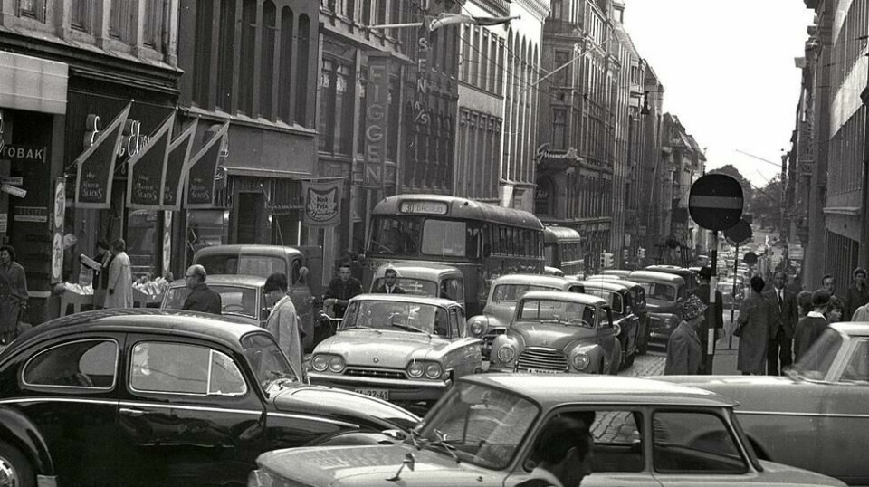 Kirkegata, en septemberdag i 1963. Dagens ABC Nyheter sine lokaler er lenger ned i gaten på høyre side.