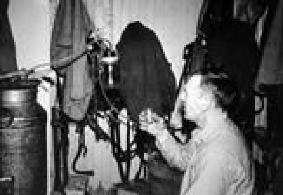 En mann med hjemmebrentapparatet sitt. Usikker datering, mellom 1900-1960. En mann med hjemmebrentapparatet sitt. Usikker datering, mellom 1900-1960. Foto: Domkirkeoddens fotoarkiv