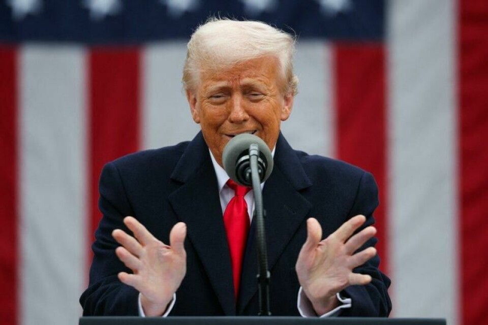 USAs president Donald Trump gestikulerer mens han kunngjør de nye tollsatsene i sin tale utenfor Det hvite hus.