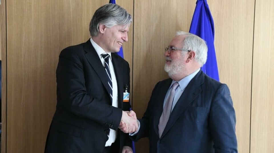 GODT KLIMA: Klima- og miljøminister Ola Elvestuen på møte med EUs klimakommissær Miguel Arias Cañete i mars. Idet de skal undertegne ny avtale om felles gjennomføring av klimatiltak, går EU-kommisjonen inn for å skjerpe målet fra 40 til 45 prosents kutt i utslippene.