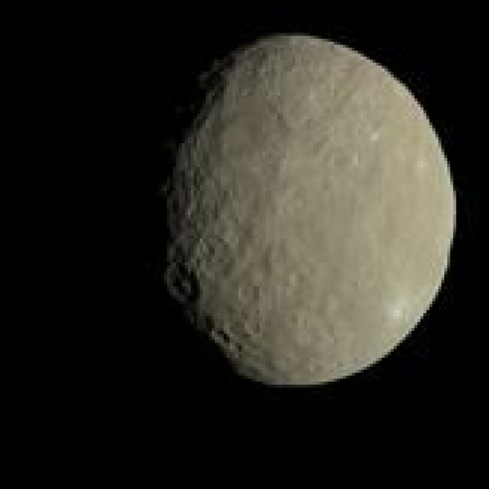 Dette bildet gir et tilnærmingsvis inntrykk av hvordan dvergplanten ville sett ut for det blotte øyet. Foto: NASA/JPL-Caltech/UCLA/MPS/DLR/IDA Dette bildet gir et tilnærmingsvis inntrykk av hvordan dvergplanten ville sett ut for det blotte øyet. Foto: NASA/JPL-Caltech/UCLA/MPS/DLR/IDA