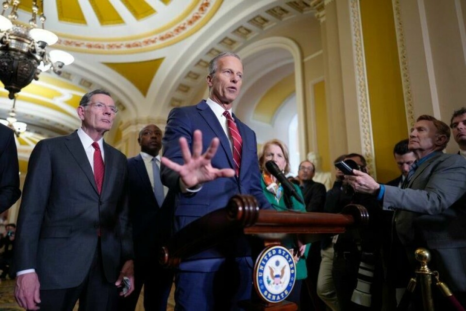 Senatets republikanske flertallsleder John Thune sammen med partifellen John Barrasso under en tidligere pressekonferanse.