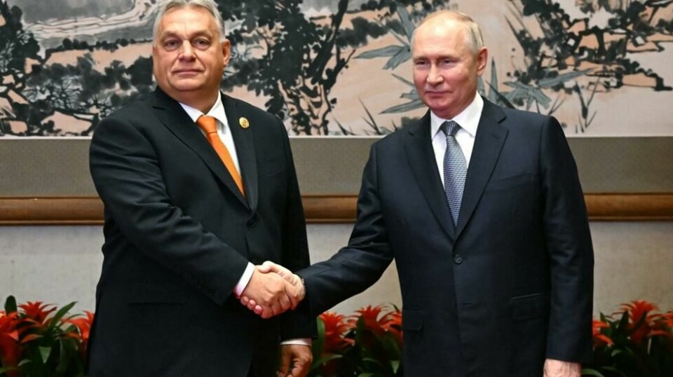 Russlands president Vladimir Putin håndhilser på Ungarns statsminister Viktor Orban under et møte i forkant av Belte- og veiforumet i Beijing, Kina, 17. oktober 2023.