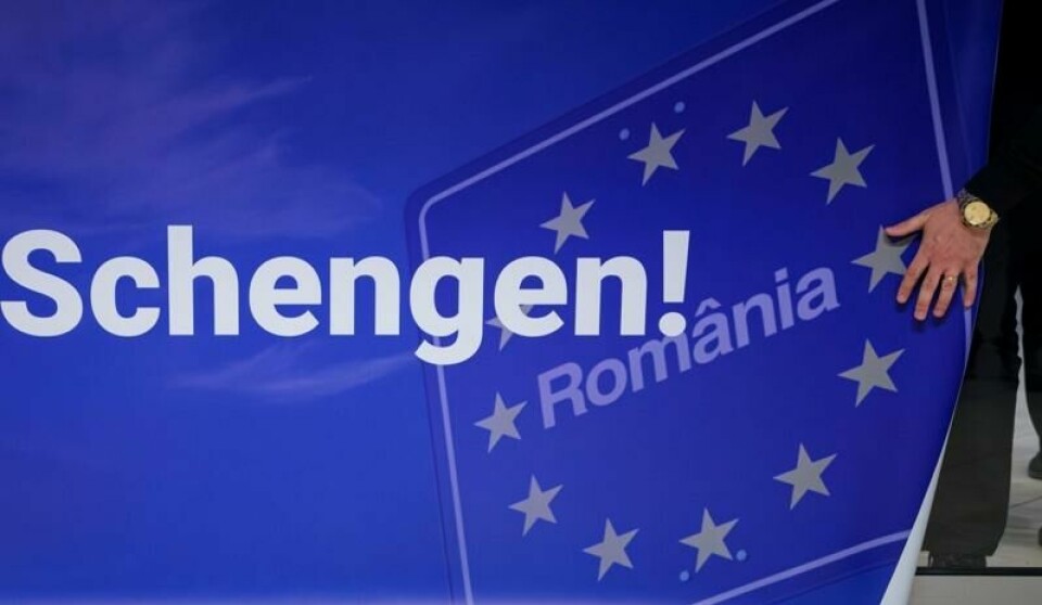 'Velkommen til Schengen!' står det på et skilt ved en flyplass i Romanias hovedstad Buchuresti. 1. januar blir Romania og Bulgaria fullverdige medlemmer av Schengen.