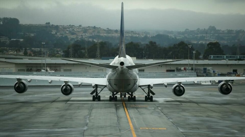 United Airlines-flyet ble satt på bakken for innvendig dyprensing etter at 25-30 passasjerer ble rammet av diaré og oppkast under flyturen. Passasjerene var trolig blitt syke under et cruise de hadde deltatt på.