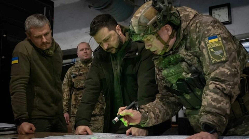 Ukrainas bytte av forsvarssjef får lite å si for krigen, heter det fra Kreml. På bildet ser Ukrainas president Volodymyr Zelenskyj (i midten) på et kart sammen med den nye forsvarssjefen Oleksandr Syrskyj (til høyre). Foto: Jefrem Lukatskyj / AP / NTB