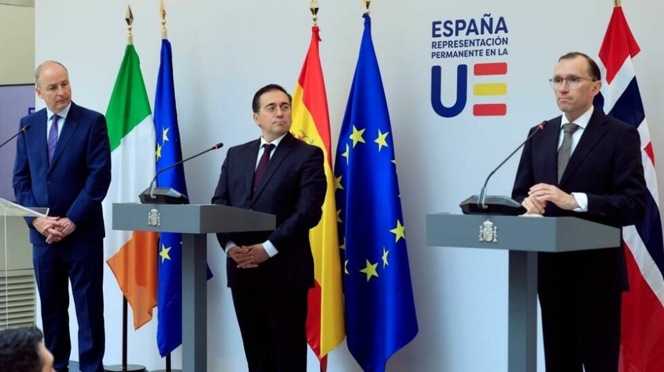 Utenriksministrene Espen Barth Eide (t.h.), José Manuel Albares og Micheál Martin fra henholdsvis Norge, Spania og Irland holdt felles pressekonferanse om situasjonen i Midtøsten i Brussel mandag.
