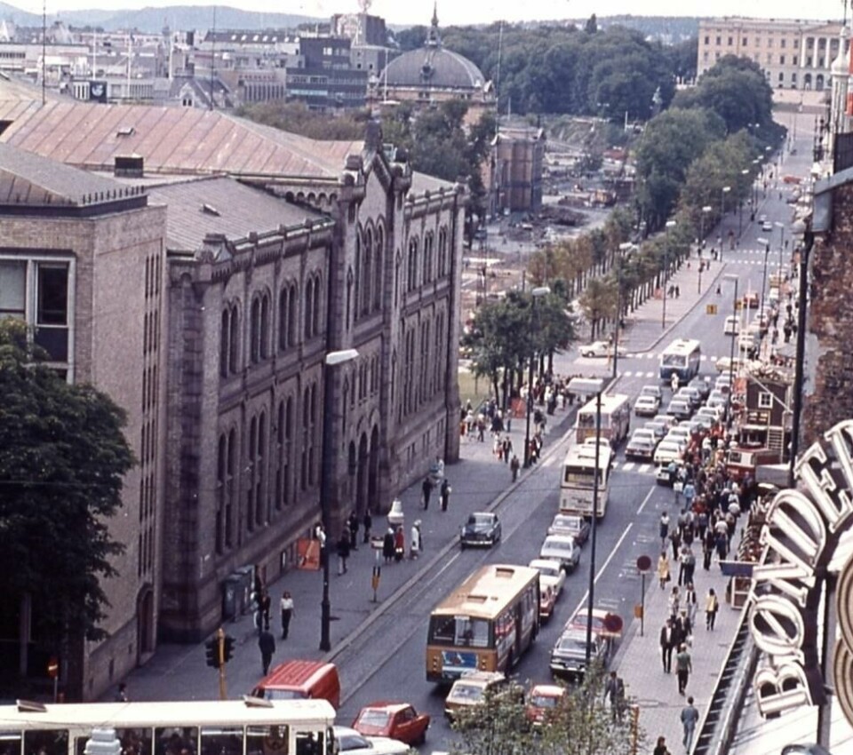 Karl Johan midt på 60-tallet. Meninger om biler midt i Oslo er delte. Uansett så har antallet biler i Oslo og omegn eksplodert siden den gangen. Karl Johan midt på 60-tallet. Meninger om biler midt i Oslo er delte. Uansett så har antallet biler i Oslo og omegn eksplodert siden den gangen. Foto: Norsk Teknisk Museum / Oslo Museum