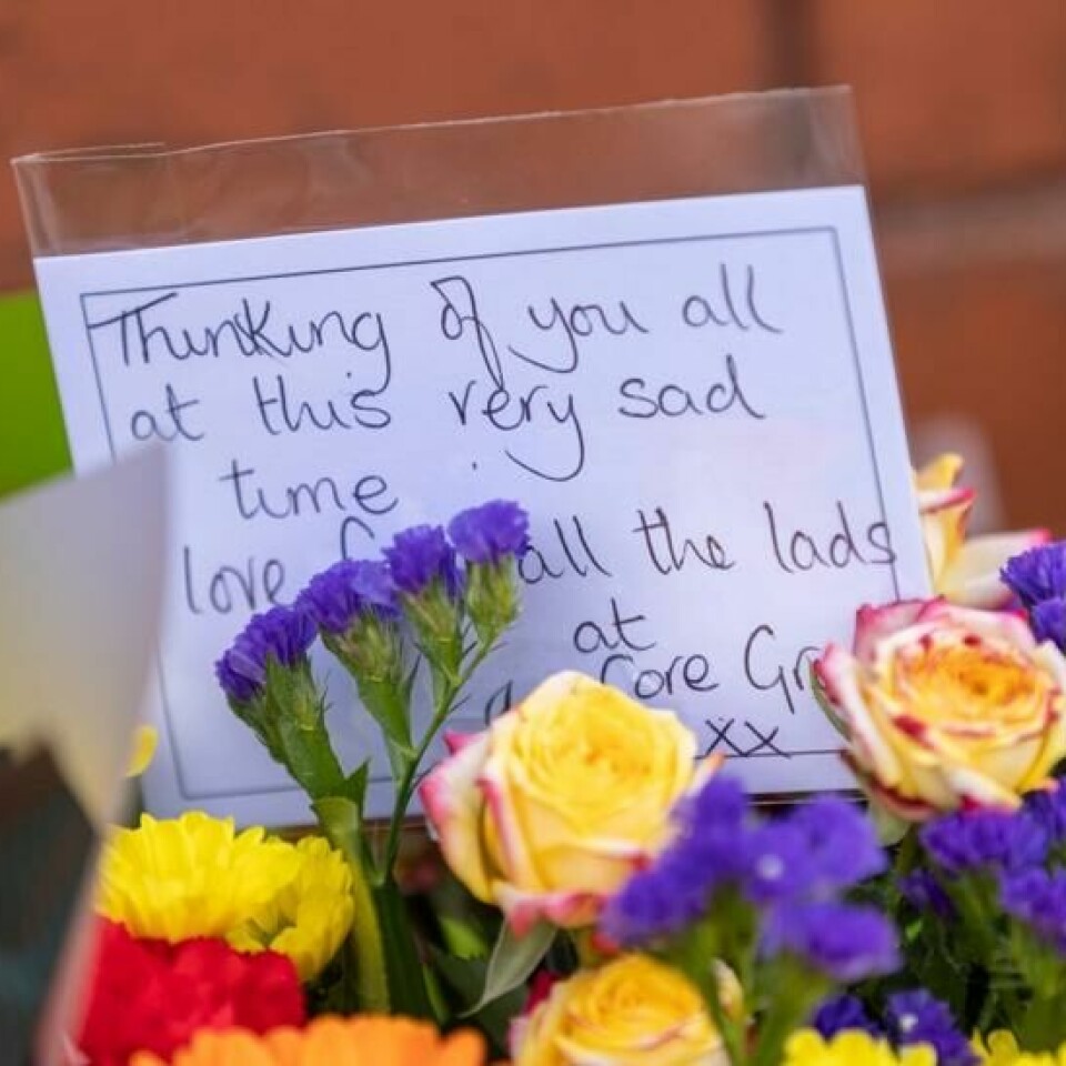 Mange har kommet for å legge ned blomster på stedet der to barn ble drept og flere barn og voksne skadet i knivangrep i Nord-England mandag. Foto: James Speakman / PA / AP / NTB