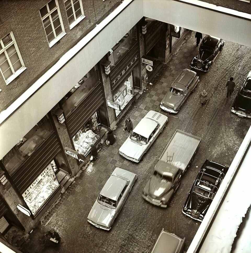 Folketeaterpassasjen, desember 1962. Der var det fullt av både kjørende, gående og parkerte biler. Folketeaterpassasjen, desember 1962. Der var det fullt av både kjørende, gående og parkerte biler. Foto: Arbeiderbladet / Oslo Museum