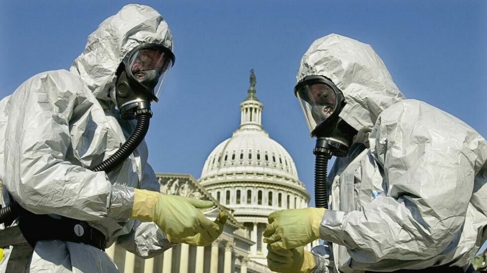 To ansatte ved U.S. Marine Corps' Chemical-Biological Incident Response Force avbildet foran kongressbygningen i Washington 30. oktober 2001. To ansatte ved U.S. Marine Corps' Chemical-Biological Incident Response Force avbildet foran kongressbygningen i Washington 30. oktober 2001. Foto: AP/NTB