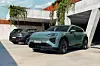 Porsche Cayenne Turbo Electric (t.h.) har mer aggressive luftinntak i fronten og en mer markert diffusor bak sammenlignet med innstegsmodellen.