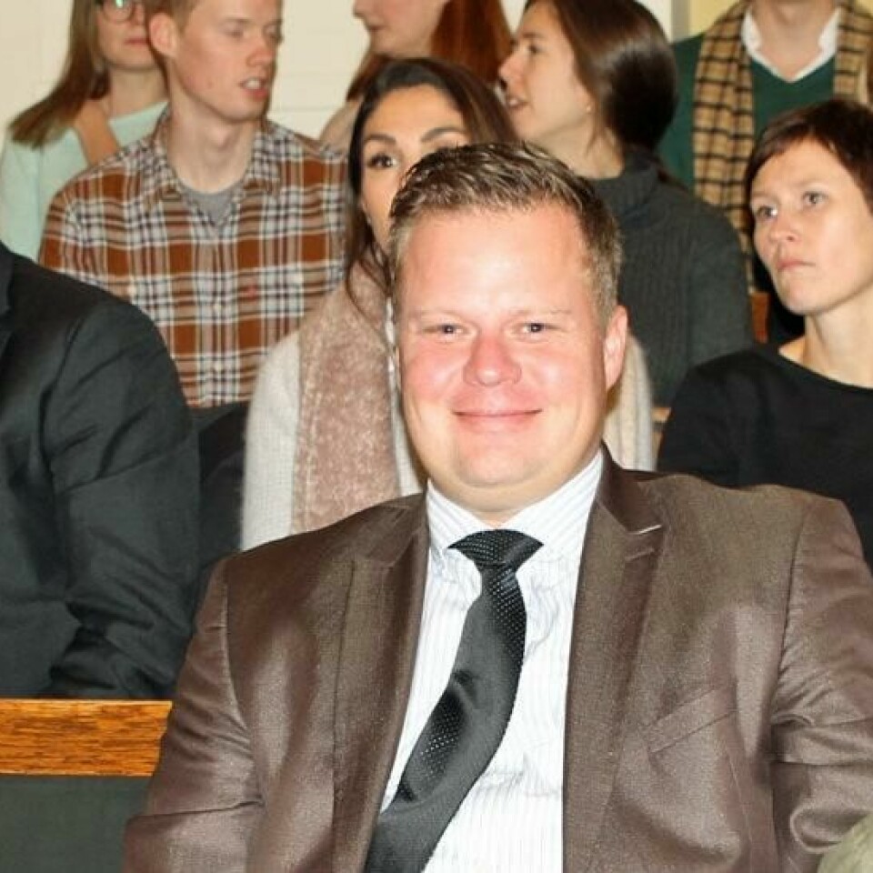 HOLSHIP-SJEFEN: Administrerende direktør Michael Ranners i Holship Norge AS på tilhørerbenken i Høyesterett tirsdag. Også Bedriftsforbundets administrerende direktør Olaf H. Thommessen (til venstre) vil ha slutt på bryggesjauernes fortrinnsrett.