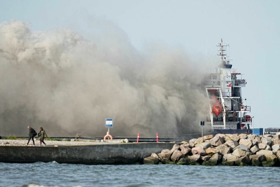Det brenner om bord i et skip som ligger til kai i Køge i Danmark tirsdag. Det brenner om bord i et skip som ligger til kai i Køge i Danmark tirsdag. Foto: Mads Claus Rasmussen / AFP