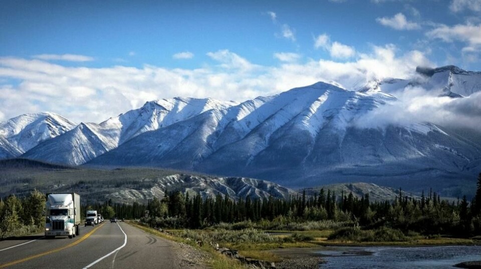 MASSIV: Trailerne som kjører gjennom Jasper utgjør femti prosent av all biltrafikk i nasjonalparken og denne delen av Canada. Men selv de gedigne kjøretøyene blir små i skyggen av de imponerende Rocky Mountains.