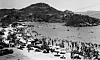 Fornøyde badegjester på stranden som er kjent som Playa Caletilla i Acapulco anno 1942. Foto: AP