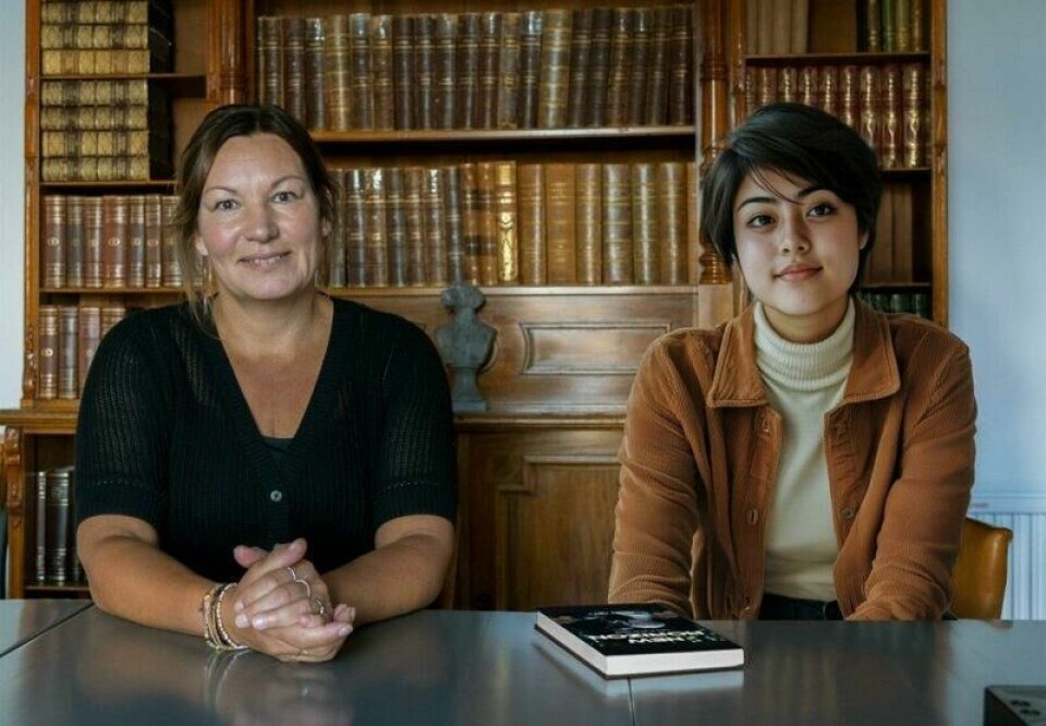 Eit KI-generert bilete av innhaldssjef i Storytel Helena Gustafsson (til venstres) saman med den KI-genererte forfattaren Rosy (22). Eit KI-generert bilete av innhaldssjef i Storytel Helena Gustafsson (til venstres) saman med den KI-genererte forfattaren Rosy (22). Foto: Illustrasjon: Storytel