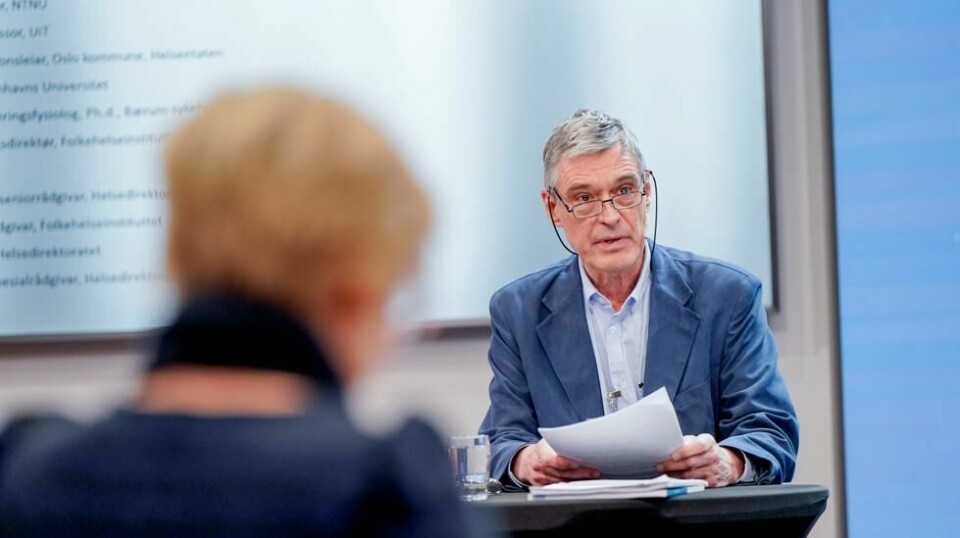 Utvalgsleder Geir Sverre Braut overleverer ekspertutvalgets rapport om kosthold til helse- og omsorgsminister Ingvild Kjerkol (Ap) Foto: Håkon Mosvold Larsen / NTB