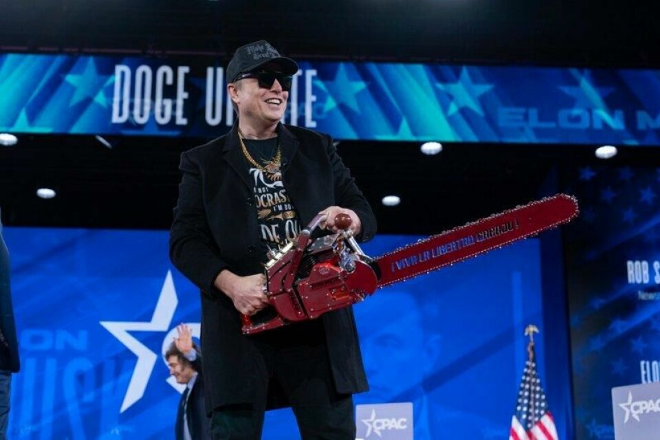 Elon Musk og hans effektiviseringsbyrå Doge har gjennomført storstilte kutt i føderale etater. Men nå vil president Donald Trump finjustere hvordan kuttene skal foretas videre. Bildet er fra den konservative CPAC-konferansen i februar, der Musk viste fram en motorsag.
