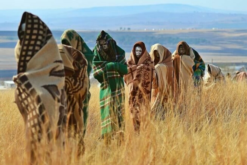 Xhosa-guttene deltar i et farlig overgangsrite. Flere unge gutter har omkommet i forbindelse med omskjæringsprosessen. Xhosa-guttene deltar i et farlig overgangsrite. Flere unge gutter har omkommet i forbindelse med omskjæringsprosessen. Foto: Carl De Souza / AFP
