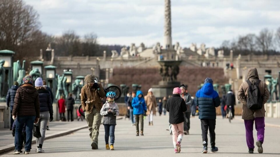 Mange benyttet finværet i Oslo til å gå en tur i Frognerparken søndag. Myndighetene anbefaler å holde god avstand som følge av coronautbruddet – minst én meter.