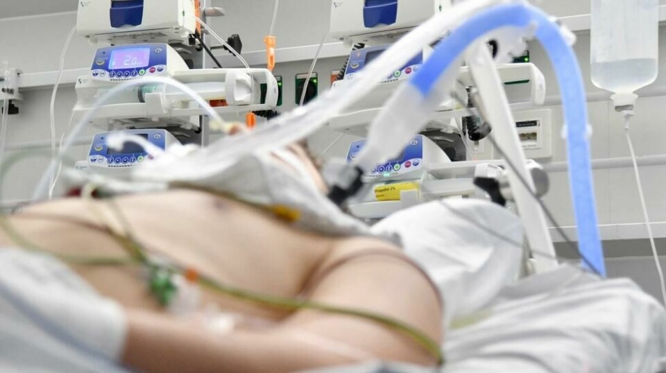 Store deler av Europa opplever nå sin fjerde coronabølge. Her får en mann respiratorbehandling i Salzburg i Østerrike. I forrige uke døde en italiensk mann i Østerrike, etter å med vilje ha latt seg smitte med viruset.
