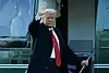 Avtroppende amerikanske president Donald Trump vinker idet han ombord på Marine One i Det hvite hus i Washington, DC 20. januar 2021. Trump nektet å delta under innvielsen av den valgte presidenten Joe Biden. (Foto av MANDEL NGAN / AFP) Foto: Mandel Ngan / AFP