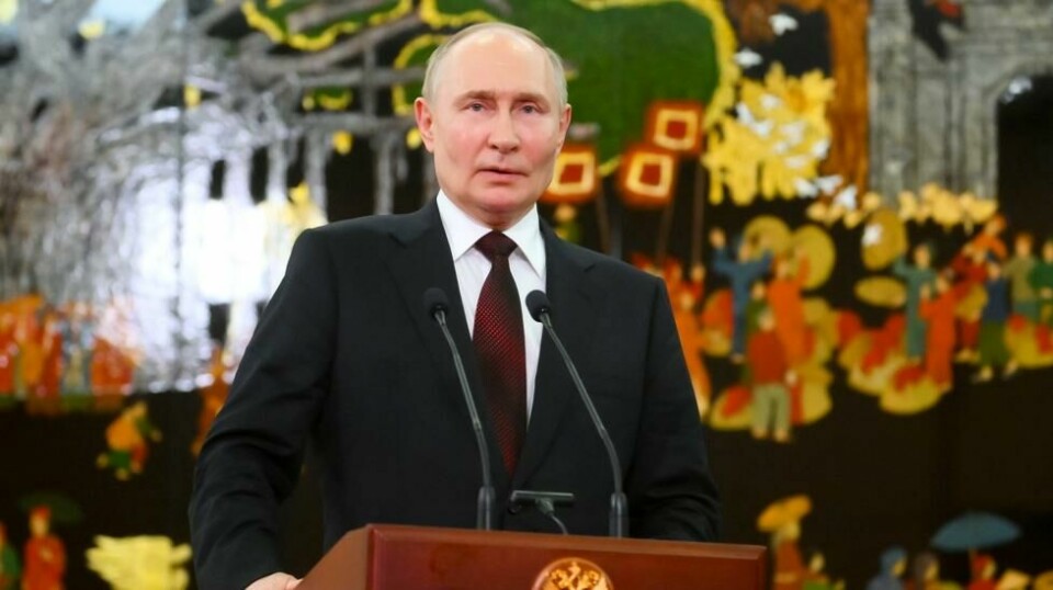 Russlands president Vladimir Putin sier at Sør-Korea begår «en stor feil» dersom de sender våpen til Ukraina. Her under et statsbesøk til Vietnam torsdag. Foto: Kristina Kormilitsyna / Kreml / AP / NTB
