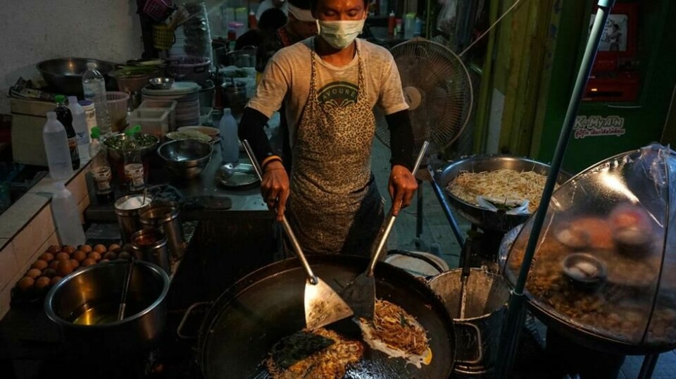 Til tross for Bangkoks status som streetfoodens mekka, mener thailandske myndigheter at hygienen og sikkerheten er for dårlig. Nå vil de fjerne det populære tilbudet. Foto: AFP / NTB scanpix.