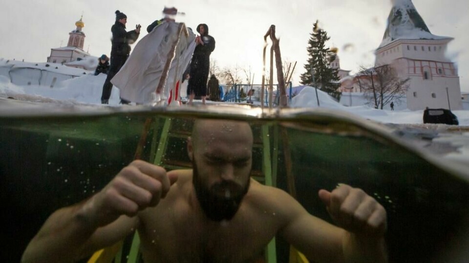 Russiske folk gjennomfører et ritualistisk bad i området hvor Putin-eiendommen «sjelens tempel» skal ligge. Palasset skal være et sted for ro og sjelefred. Russiske folk gjennomfører et ritualistisk bad i området hvor Putin-eiendommen «sjelens tempel» skal ligge. Palasset skal være et sted for ro og sjelefred. Foto: mitri Lovetsky / AP/NTB