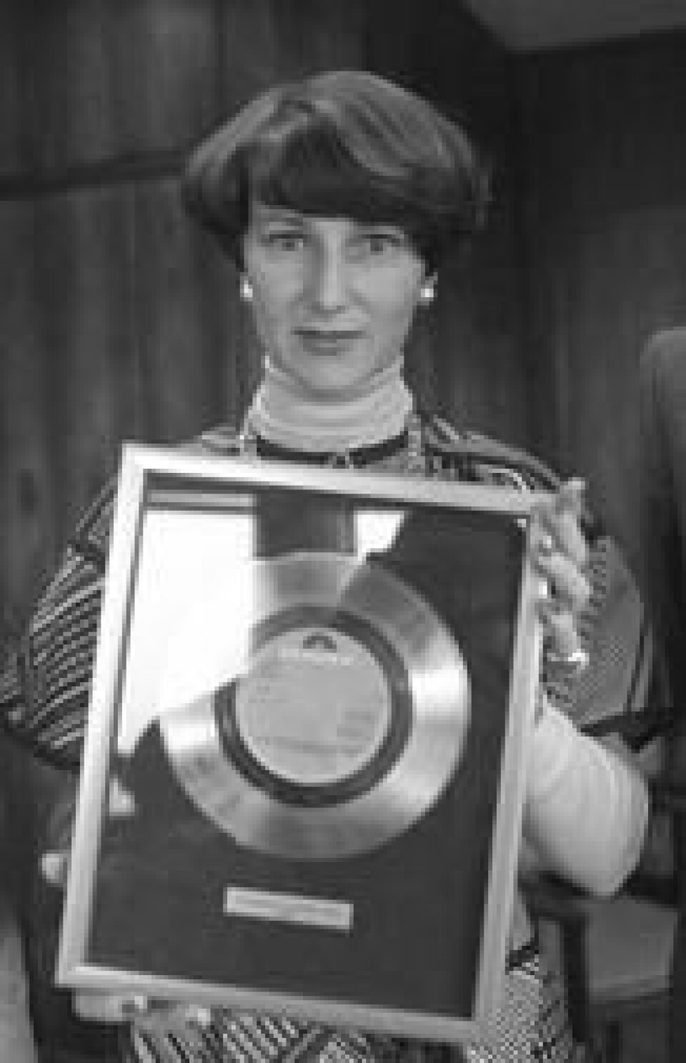 Kronprinsesse Sonja mottok i 1976 gullplate for sangen 'Jeg har en tulle med øyne blå' som hun sang på Momarkedet. Platen innbrakte 200.000 kroner til prinsesse Märtha Louise fond for handikappede barn. Foto: Erik Thorberg / NTB Scanpix Kronprinsesse Sonja mottok i 1976 gullplate for sangen 'Jeg har en tulle med øyne blå' som hun sang på Momarkedet. Platen innbrakte 200.000 kroner til prinsesse Märtha Louise fond for handikappede barn. Foto: Erik Thorberg / NTB Scanpix