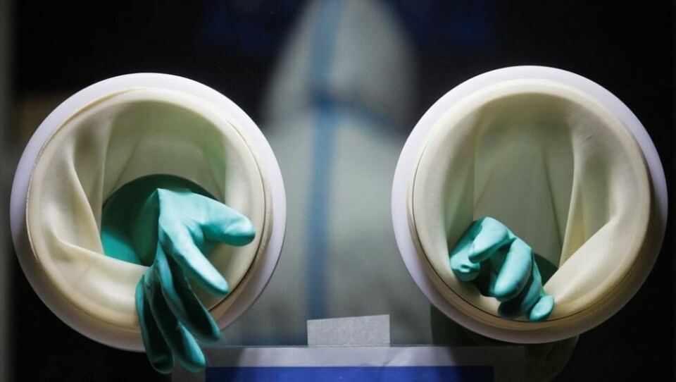 Kina gjennomfører pcr-tester via hansker montert på en glassvegg. Bildet er tatt ved en testasjon i Beijing. Kina gjennomfører pcr-tester via hansker montert på en glassvegg. Bildet er tatt ved en testasjon i Beijing. Foto: Thomas Peter / Reuters/NTB