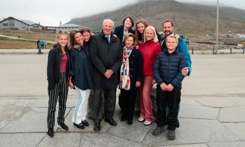 I august besøkte kongefamilien UNIS og Svalbard museum på Svalbard. Fra høyre: prins Sverre Magnus, kronprins Haakon, kronprinsesse Mette-Marit, prinsesse Ingrid Alexandra, dronning Sonja, kong Harald, Emma Tallulah Behn (t.v. bak), Maud Angelica Behn (midten bak), prinsesse Märtha Louise og Leah Isadora Behn. Foto: Lise Åserud / NTB scanpix I august besøkte kongefamilien UNIS og Svalbard museum på Svalbard. Fra høyre: prins Sverre Magnus, kronprins Haakon, kronprinsesse Mette-Marit, prinsesse Ingrid Alexandra, dronning Sonja, kong Harald, Emma Tallulah Behn (t.v. bak), Maud Angelica Behn (midten bak), prinsesse Märtha Louise og Leah Isadora Behn. Foto: Lise Åserud / NTB scanpix