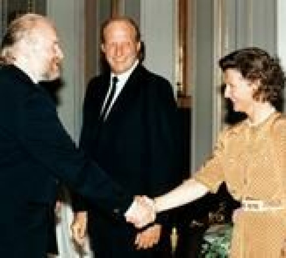 Kjell Arne Totland hilser på kongeparet på Slottet i forkant av deres sølvbryllup i 1993. Foto: NTB Scanpix Kjell Arne Totland hilser på kongeparet på Slottet i forkant av deres sølvbryllup i 1993. Foto: NTB Scanpix